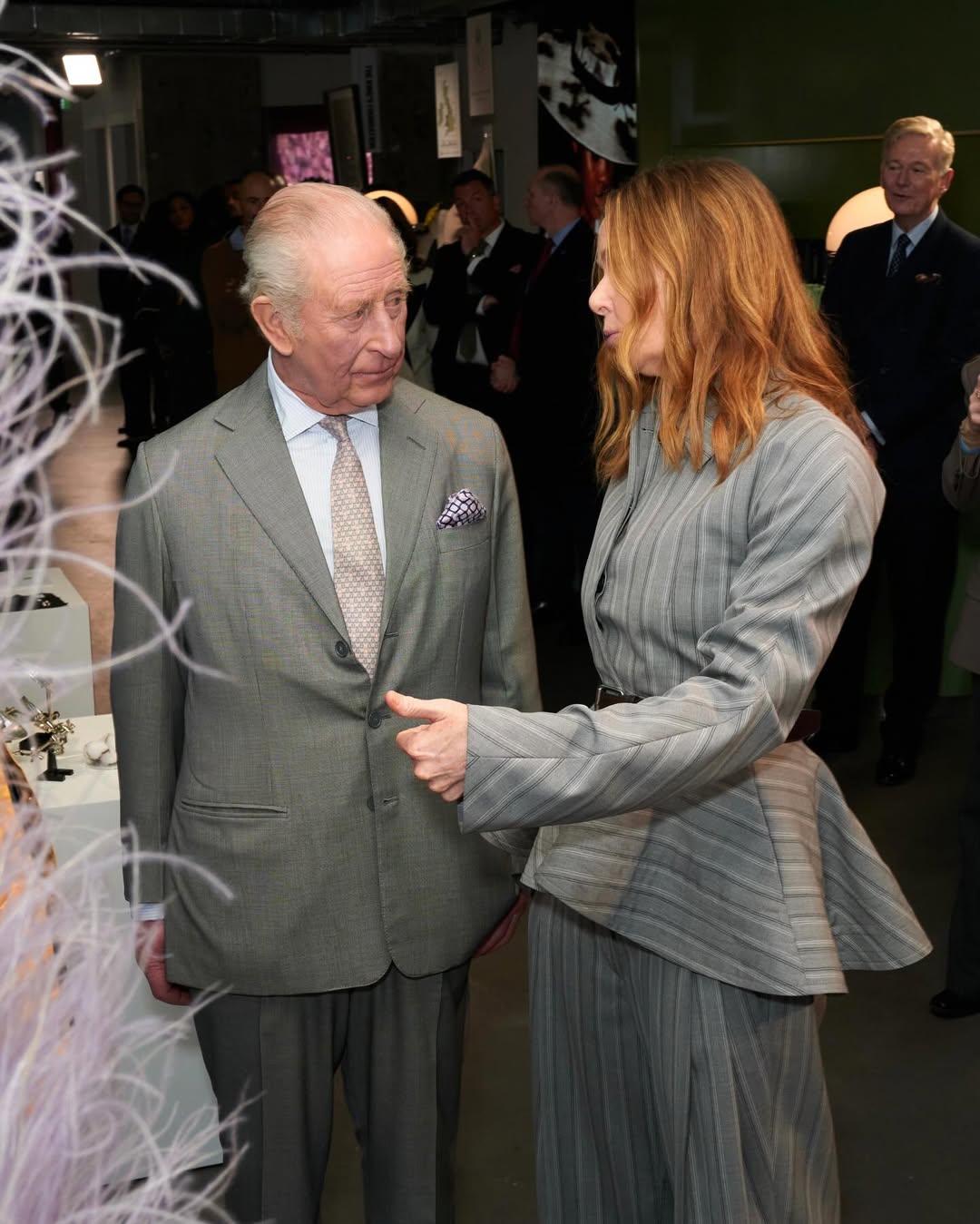 K&ouml;nig Karl III. besucht erstmals eine Modenschau &ndash; vor dem Hintergrund der Verhaftung seines Bruders