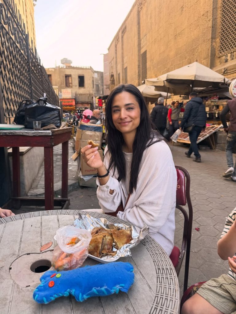 Familienurlaub: Amira Aly mit ihren S&ouml;hnen in &Auml;gypten