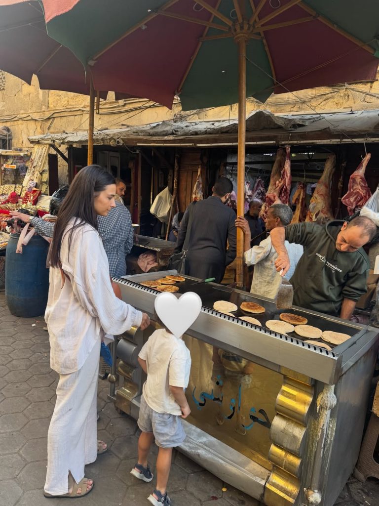 Familienurlaub: Amira Aly mit ihren S&ouml;hnen in &Auml;gypten