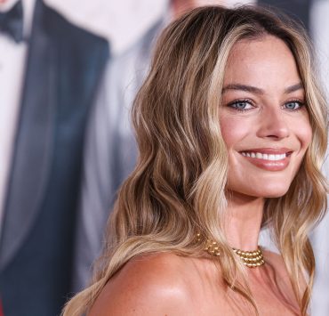 Margot Robbie in einem ma&szlig;geschneiderten Chanel-Kleid bei der Premiere in Paris