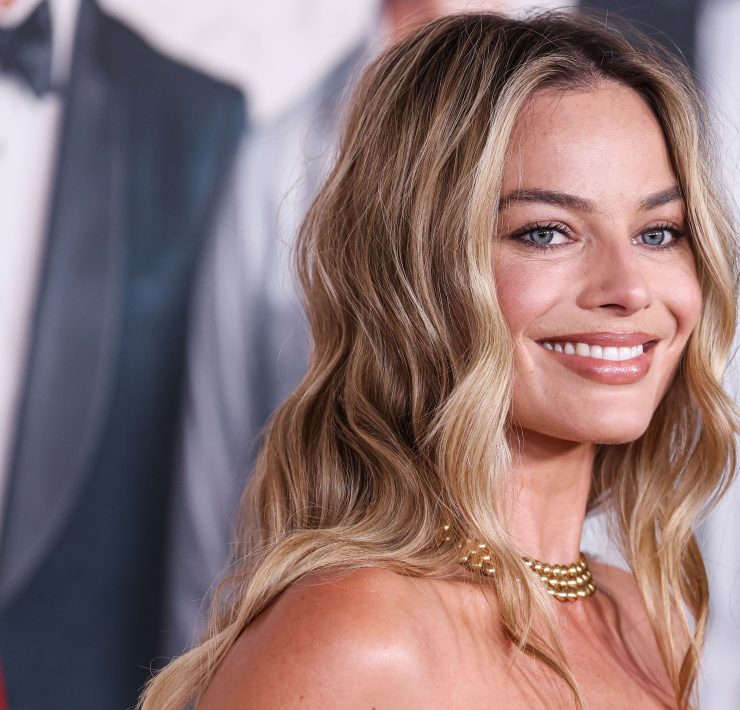 Margot Robbie in einem ma&szlig;geschneiderten Chanel-Kleid bei der Premiere in Paris