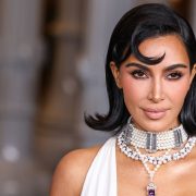 Margot Robbie in einem ma&szlig;geschneiderten Chanel-Kleid bei der Premiere in Paris