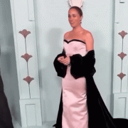 Nadine Mirada posiert in einer neuen verf&uuml;hrerischen Guess-Kampagne