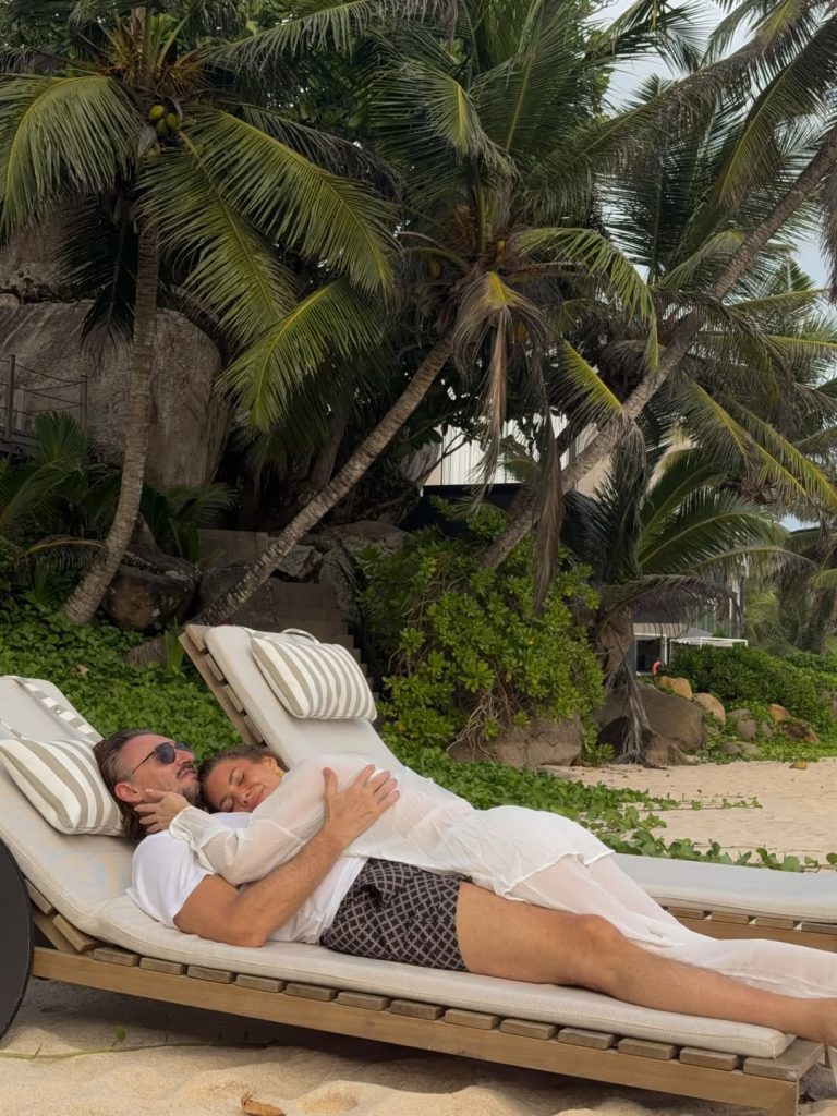 Stefanie Davis und Alfred Enzensberger machen Urlaub auf den Seychellen