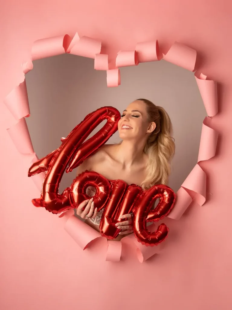 Glanz, Blumen und ein transparentes Bodysuit: das neue Fotoshooting von Beatrice Turin