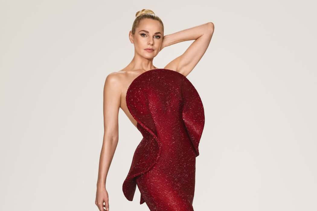 Sylvia Schneider pr&auml;sentiert Kleid f&uuml;r den Wiener Opernball 2026