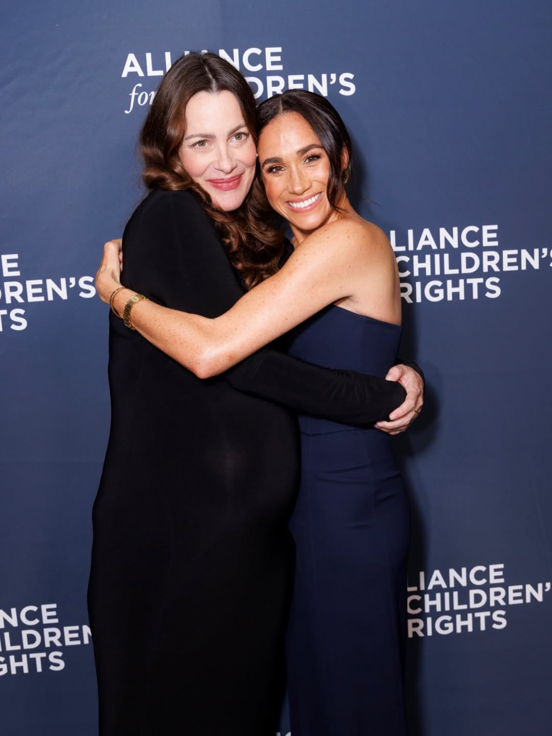 Bandeau-Kleid und Chanel-Ohrringe: Meghan Markles neuer Auftritt im Fokus