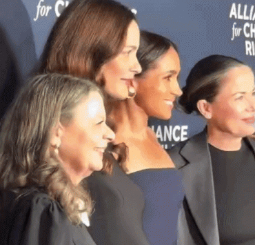 Bandeau-Kleid und Chanel-Ohrringe: Meghan Markles neuer Auftritt im Fokus