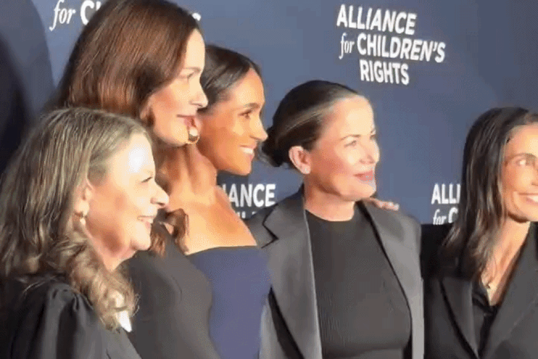 Bandeau-Kleid und Chanel-Ohrringe: Meghan Markles neuer Auftritt im Fokus