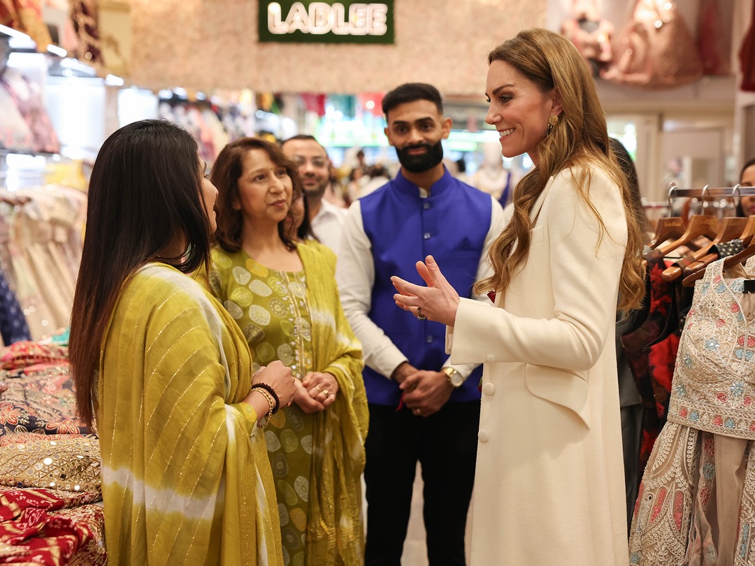 Kate Middleton mit einer Rosenkette beim farbenfrohen Holi-Fest