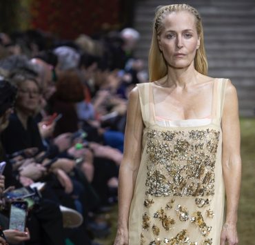 Der Auftritt von Gillian Anderson und ein verzauberter Wald: So verlief die Miu Miu Show FW 26/27