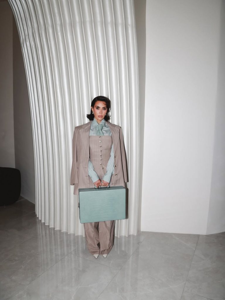 Kim Kardashian versteigert Kostüme aus der Serie All’s Fair