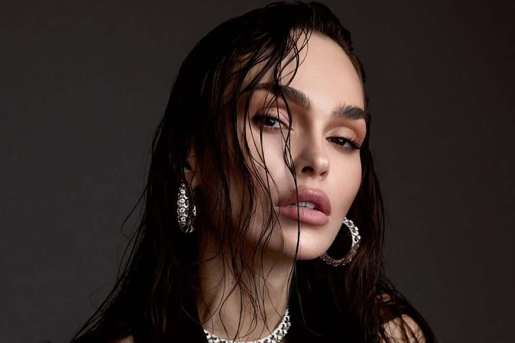 Ivana Essl in Schmuck von ORLOV auf den Seiten von ELLE Bulgaria