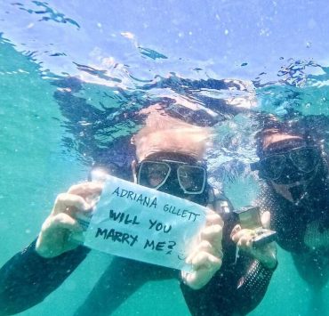 Extreme Verlobung: Der Frontmann von Metallica macht seiner Liebsten beim Tauchen mit Haien einen Antrag