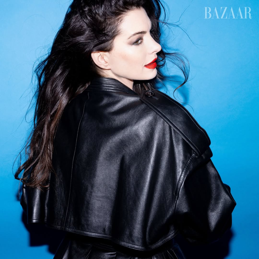 &Uuml;ber Alter, Mutterschaft und eine ikonische Rolle: Anne Hathaway im Interview f&uuml;r Harper&rsquo;s Bazaar