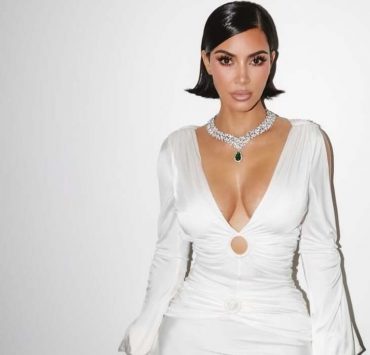 Kim Kardashian versteigert Kostüme aus der Serie All’s Fair