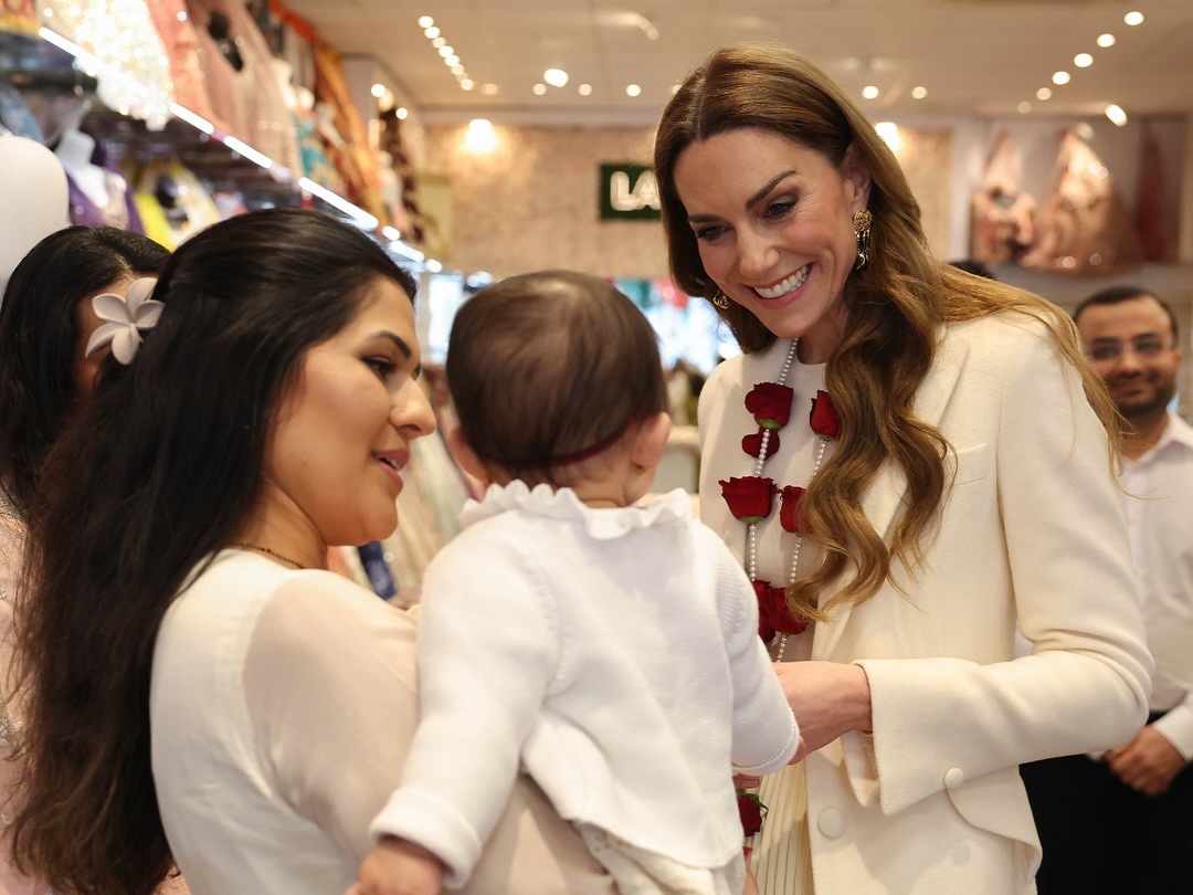 Kate Middleton mit einer Rosenkette beim farbenfrohen Holi-Fest