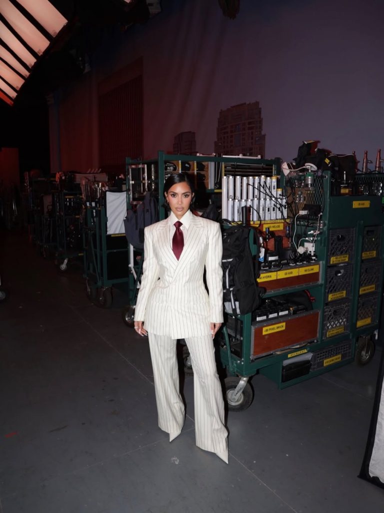 Kim Kardashian versteigert Kostüme aus der Serie All’s Fair