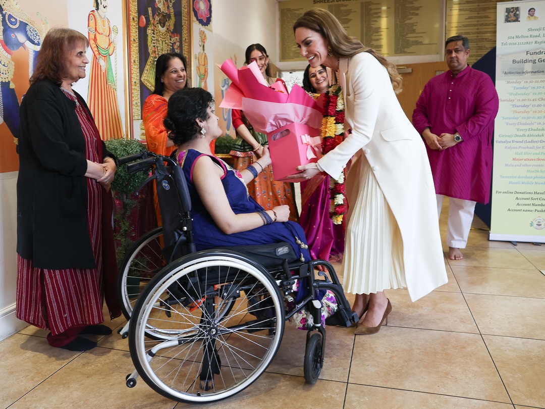 Kate Middleton mit einer Rosenkette beim farbenfrohen Holi-Fest