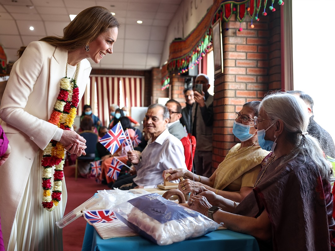 Kate Middleton mit einer Rosenkette beim farbenfrohen Holi-Fest