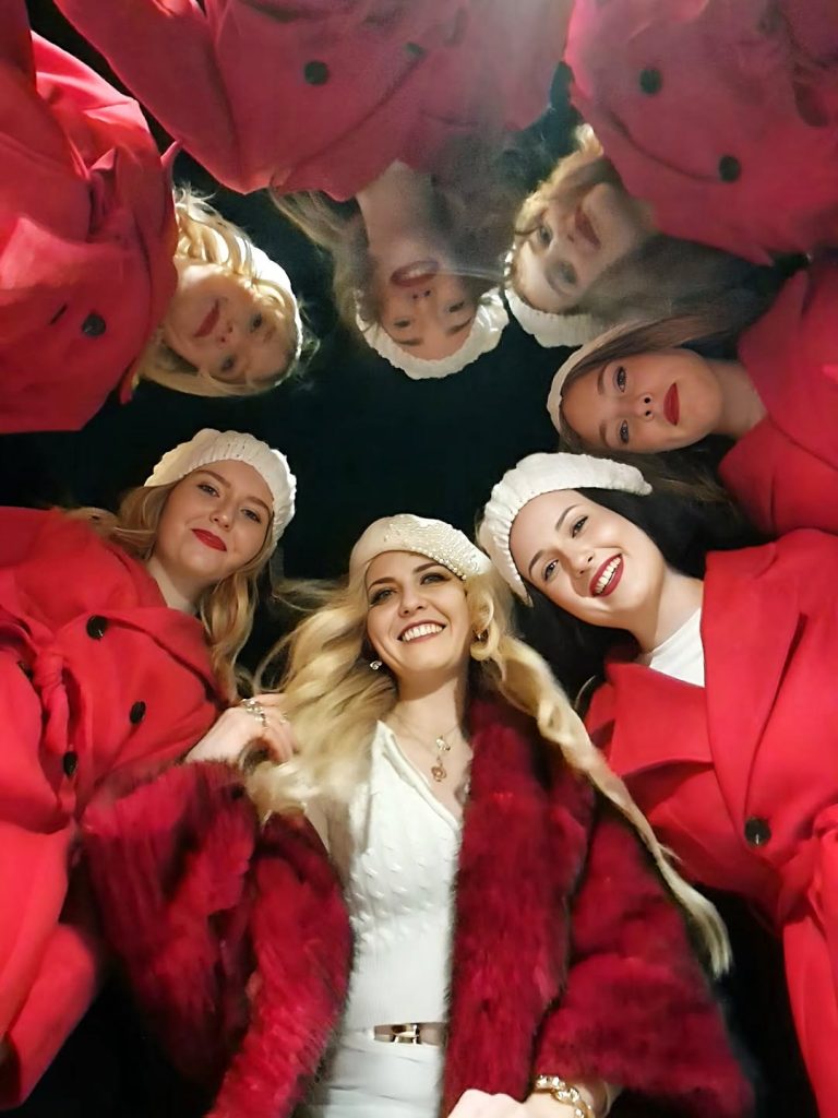 Winter mitten im Fr&uuml;hling: Beatrice Turin dreht ein Weihnachtsvideo in den Bergen