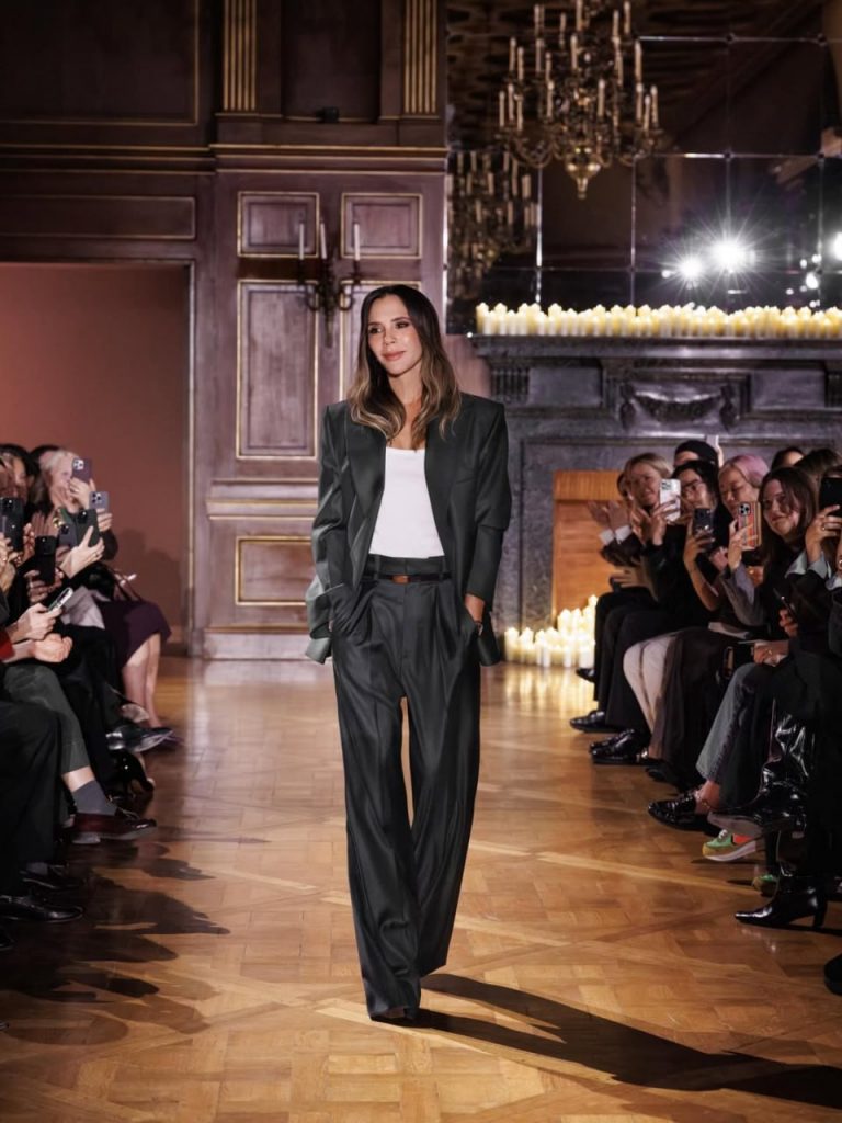 Victoria Beckham pr&auml;sentiert von der polnischen K&uuml;nstlerin inspirierte Kollektion