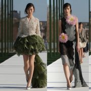 Blumen und Strukturen aus Wolle: die zentralen Looks der Couture-Kollektion von Dior