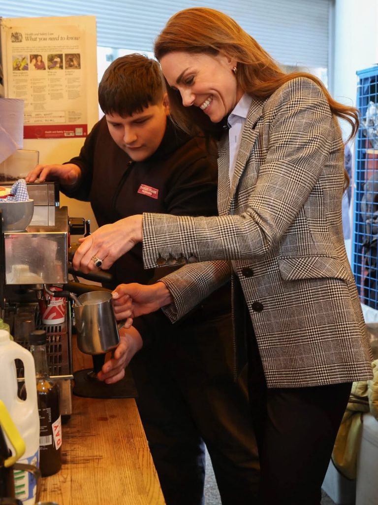 Catherine, Princess of Wales und Prince William, Prince of Wales besuchen einen Markt in London