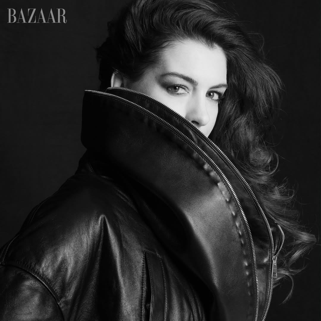 &Uuml;ber Alter, Mutterschaft und eine ikonische Rolle: Anne Hathaway im Interview f&uuml;r Harper&rsquo;s Bazaar