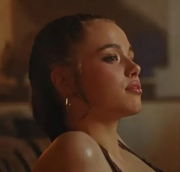 Wie ein Ebenbild: Tochter von Angelina Jolie und Brad Pitt debütiert als Tänzerin