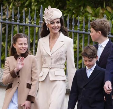 Cremefarbener Anzug und Ohrringe von Königin Elisabeth II.: Kate Middleton mit der Familie zum Oster-Gottesdienst