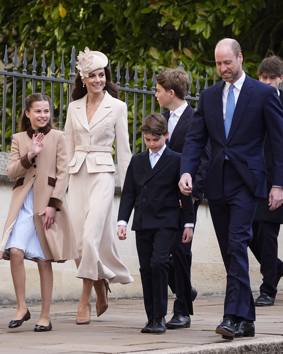 Cremefarbener Anzug und Ohrringe von Königin Elisabeth II.: Kate Middleton mit der Familie zum Oster-Gottesdienst