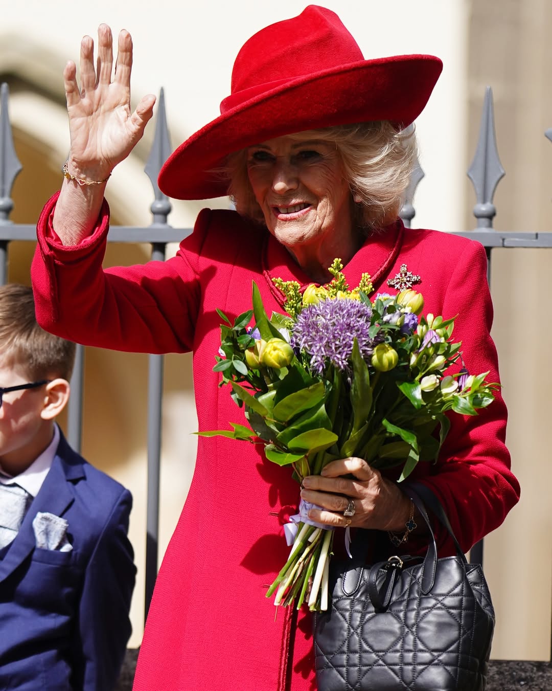 Cremefarbener Anzug und Ohrringe von Königin Elisabeth II.: Kate Middleton mit der Familie zum Oster-Gottesdienst