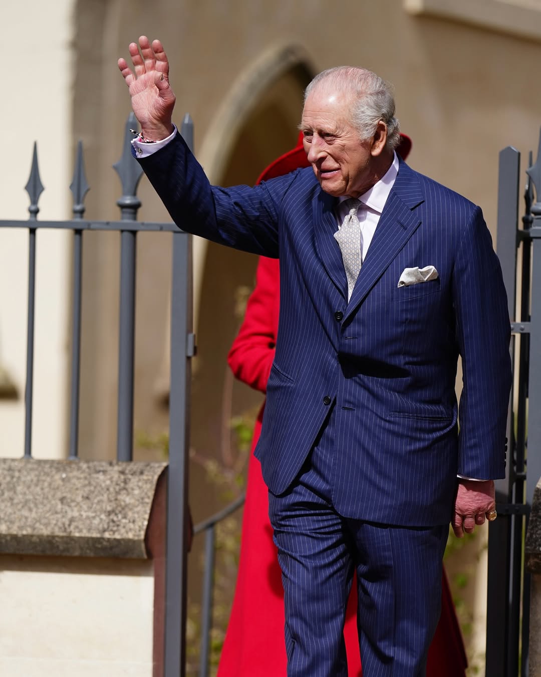 Cremefarbener Anzug und Ohrringe von Königin Elisabeth II.: Kate Middleton mit der Familie zum Oster-Gottesdienst