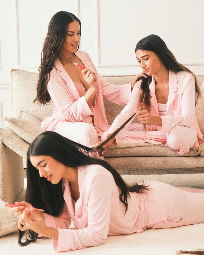 Adriana Lima erstmals gemeinsam mit ihren T&ouml;chtern in einer Kampagne von Victoria’s Secret