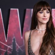 Cremefarbener Anzug und Ohrringe von K&ouml;nigin Elisabeth II.: Kate Middleton mit der Familie zum Oster-Gottesdienst