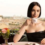 Hailey Bieber ziert das Cover eines Modemagazins und spricht &uuml;ber Hass im Netz