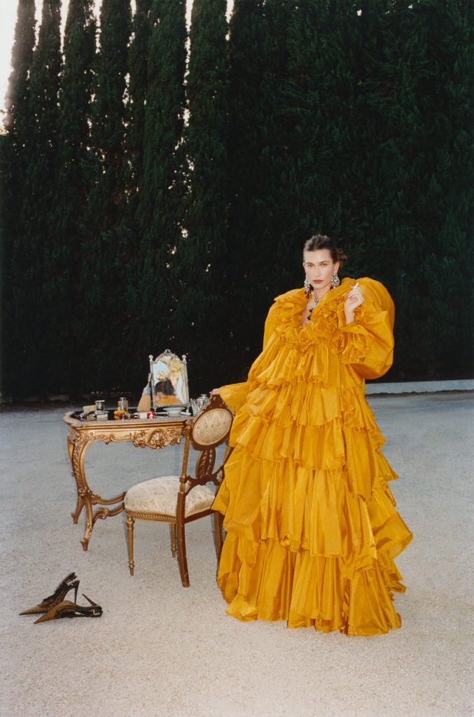 Hailey Bieber ziert das Cover eines Modemagazins und spricht über Hass im Netz