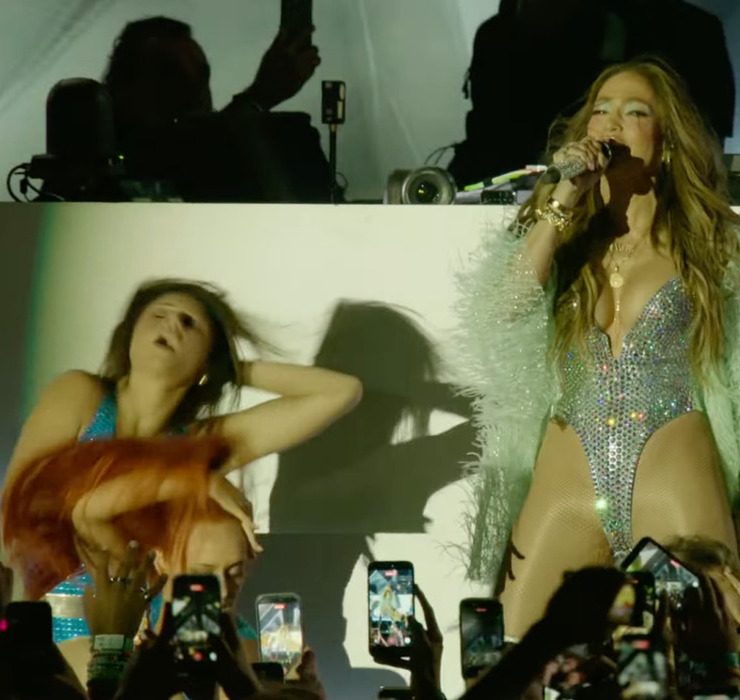 Im silbernen Body mit Federn: Jennifer Lopez’ spektakulärer Auftritt beim Coachella 2026