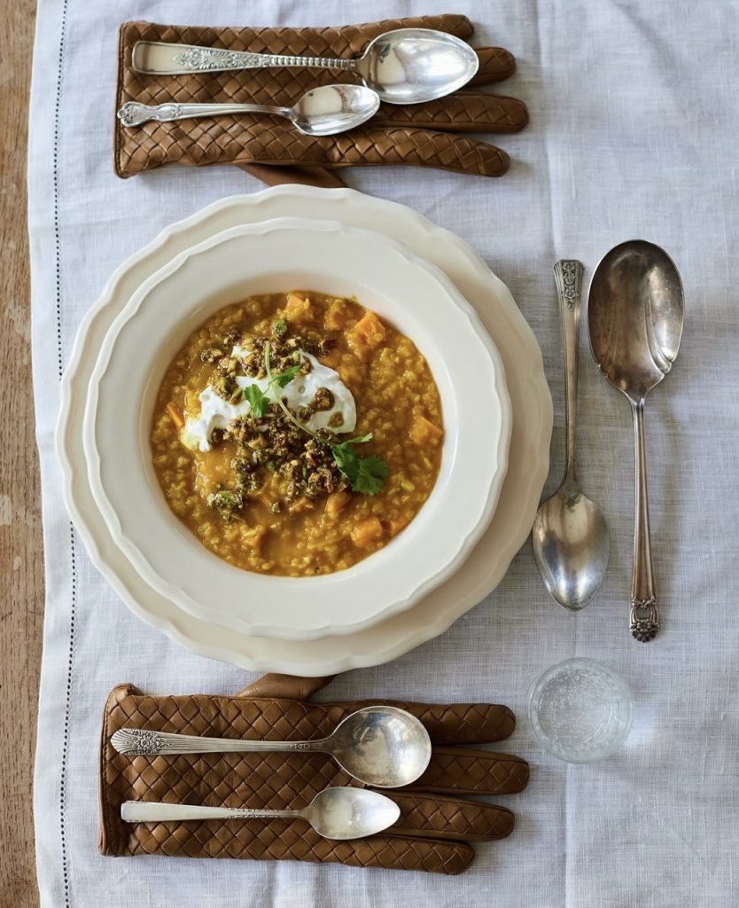 Tradwife-Bloggerin Nara Smith k&uuml;ndigt ihr erstes Kochbuch an