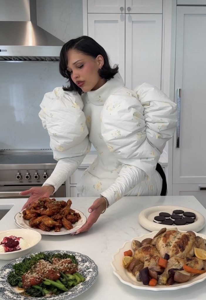 Tradwife-Bloggerin Nara Smith k&uuml;ndigt ihr erstes Kochbuch an