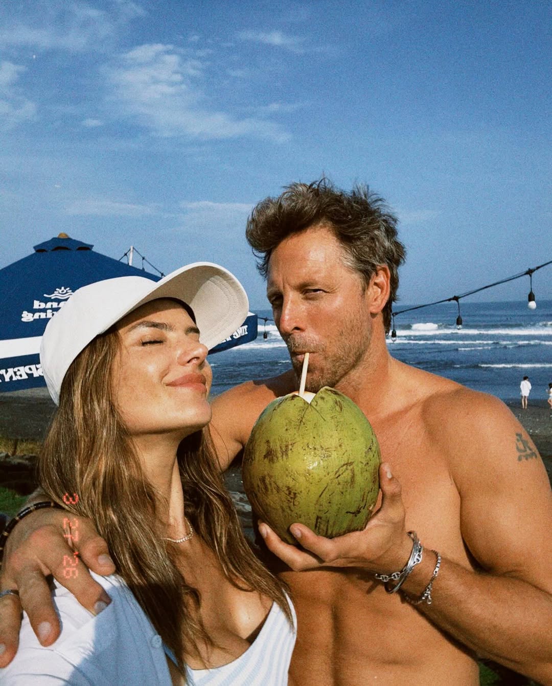 Postkarten aus Bali: Alessandra Ambrosio feiert ihren 45. Geburtstag mit ihrem Freund