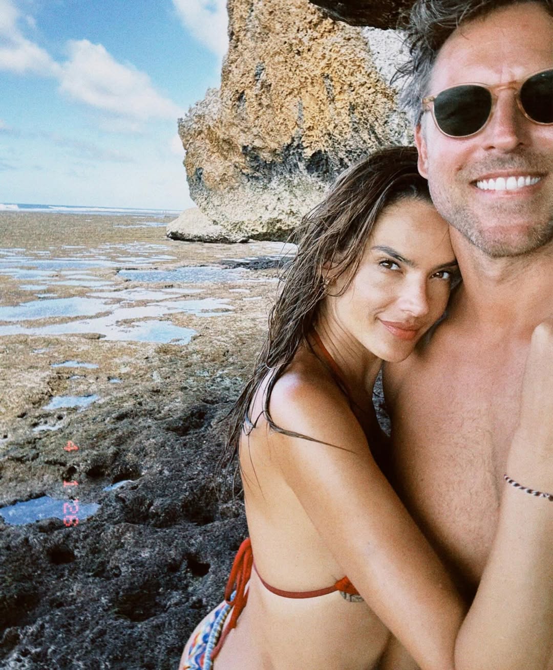 Postkarten aus Bali: Alessandra Ambrosio feiert ihren 45. Geburtstag mit ihrem Freund