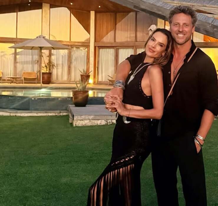 Postkarten aus Bali: Alessandra Ambrosio feiert ihren 45. Geburtstag mit ihrem Freund