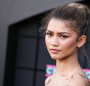 Zendaya im «sandfarbenen» Schiaparelli-Anzug beim CinemaCon