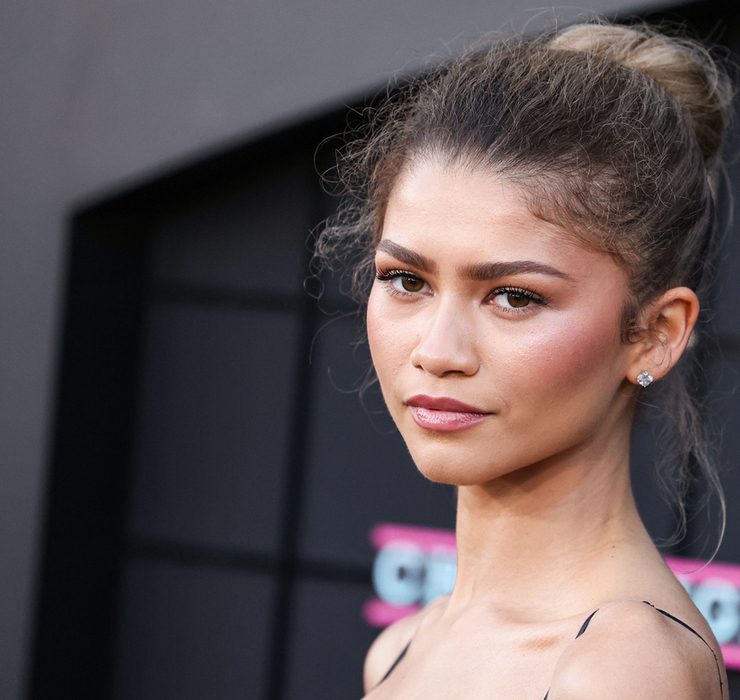Zendaya im &laquo;sandfarbenen&raquo; Schiaparelli-Anzug beim CinemaCon