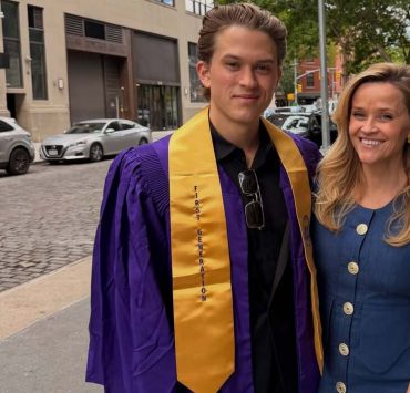 Reese Witherspoons Sohn teilt seltene Familienfotos von seiner Abschlussfeier