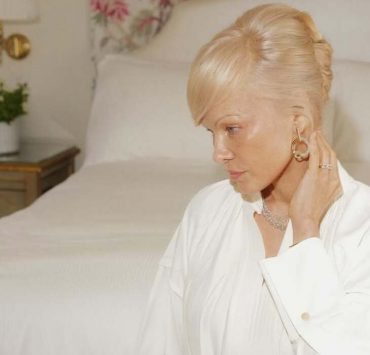 Familiäre Vibes: Pamela Anderson erscheint gemeinsam mit ihren Söhnen in der neuen Kampagne von Jacquemus