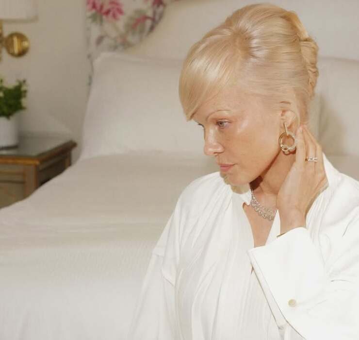 Famili&auml;re Vibes: Pamela Anderson erscheint gemeinsam mit ihren S&ouml;hnen in der neuen Kampagne von Jacquemus