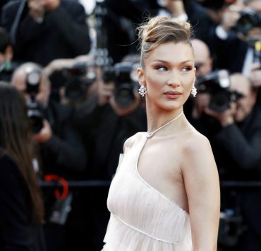 Bella Hadid zollt Jane Birkin mit ikonischem Look Tribut